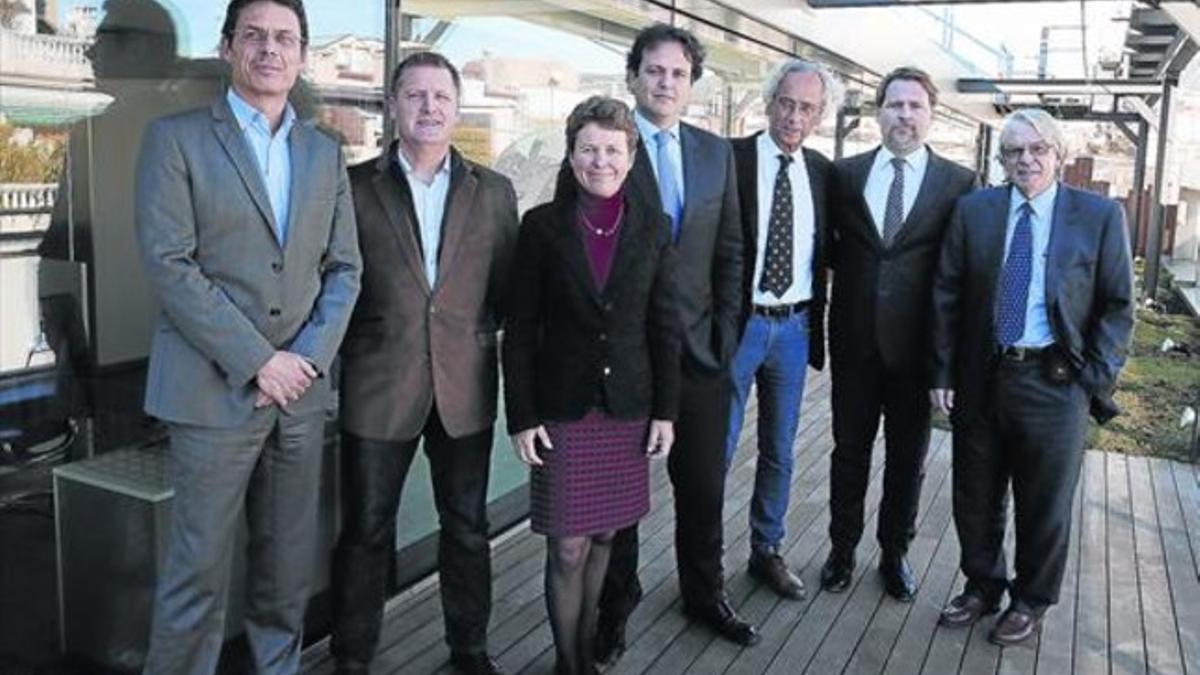 EN GRUPO. De izquierda a derecha Jordi Naval, Christian Brander, Karen Wagner (Ysios),  José Antonio Mesa, Bonaventura Clotet, Josep Lluís Sanfeliu, y Jospe Maria Gatell.