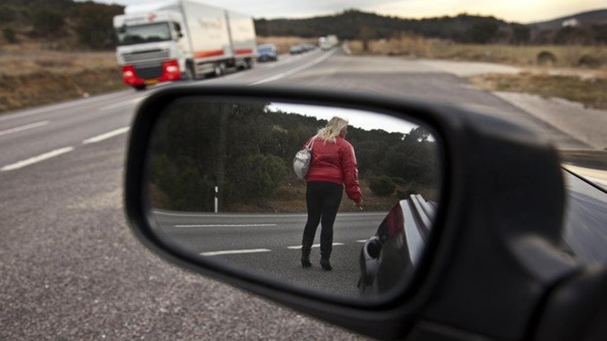 Una prostituta espera clientes a pie de carretera, en La Jonquera.