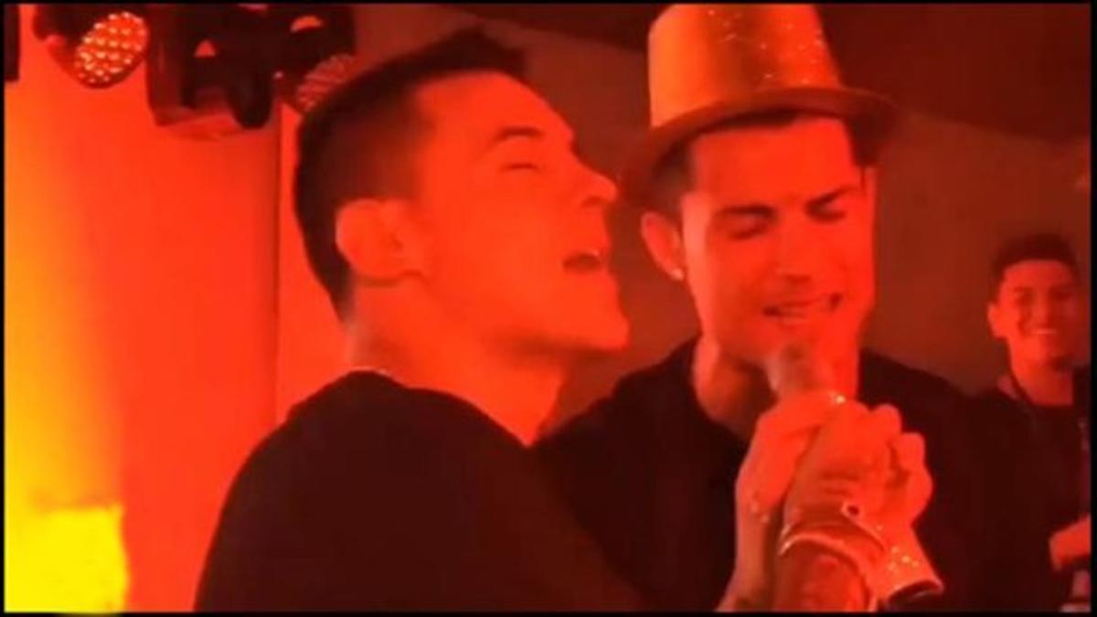 Kevin Roldan y Cristiano cantan en la fiesta de cumpleaños tras el derbi.