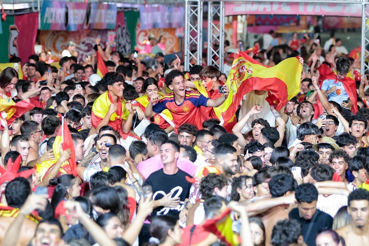 Imágenes del ambiente del partido de España en Santa Cruz