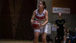 La escolta Lucía Navas completa el juego exterior del Miralvalle