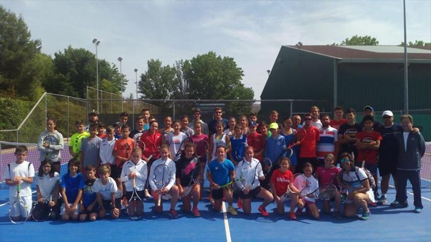 CON SUS ÍDOLOS El tenis provincial disfruta en la academia Equelite