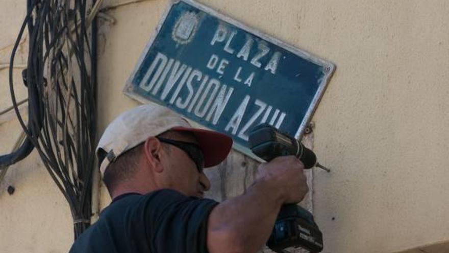 La plaza de la División Azul, cuando se repuso la placa.