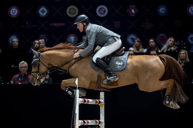 Ludger Beerbaum de Alemania montando al caballo Casello durante el Longines Global Champions Tour Super Grand Prix en Praga, República Checa