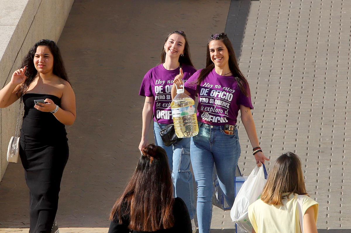 Centenares de jóvenes hacen el tradicional botellón del miércoles de Feria