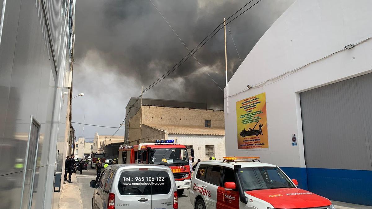 Dos intoxicados en el incendio de un almacén en Alicante