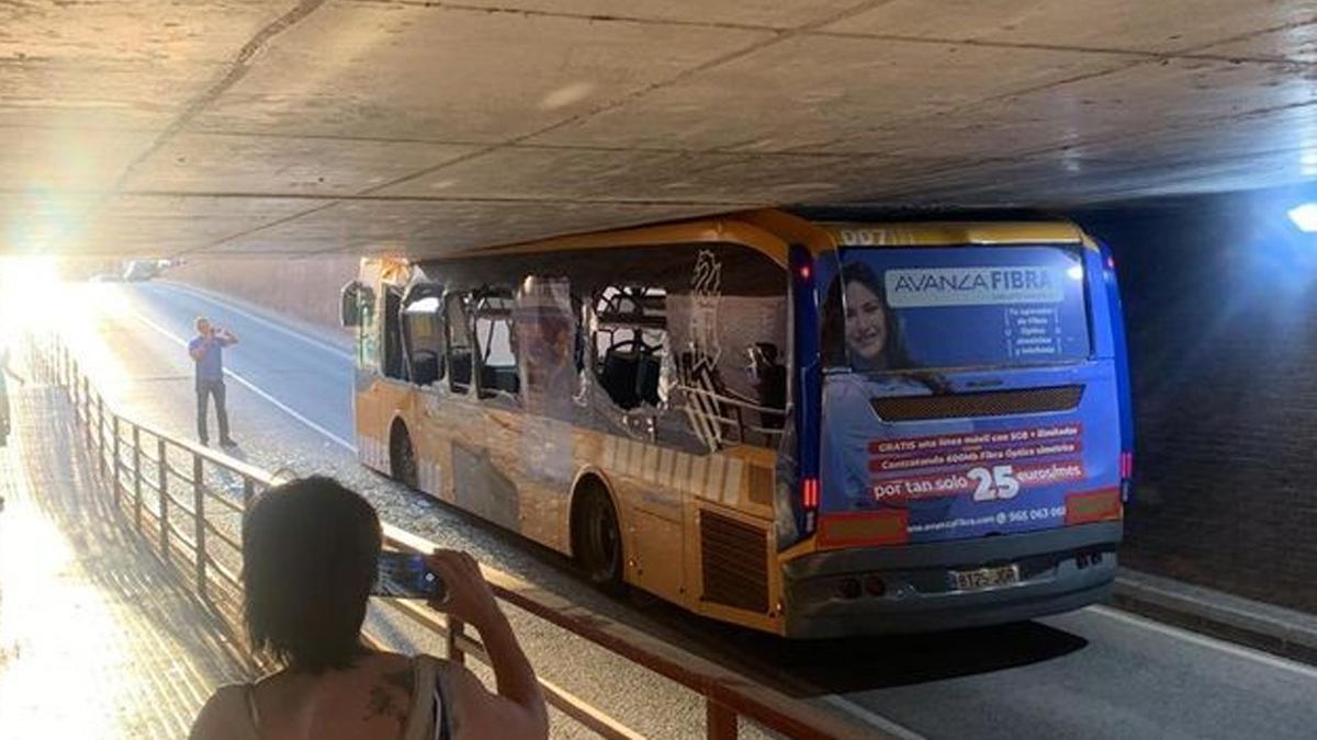 Un autobús urbano se queda encajado bajo un puente en Valencia