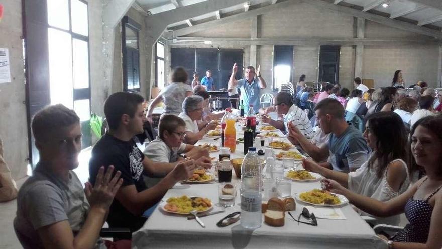 Degustación de una paella popular en San Juan del Rebollar.