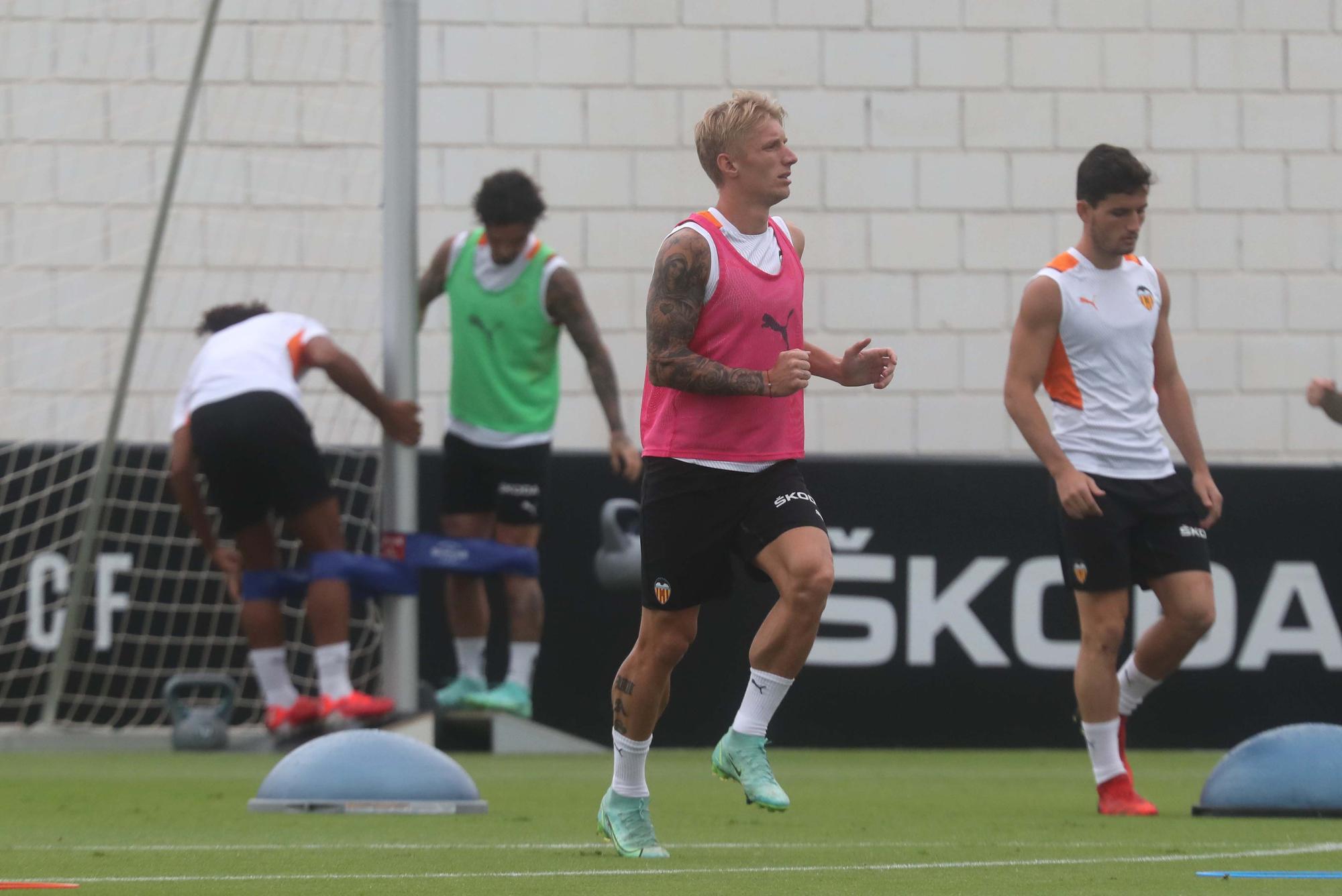 El Valencia CF entrena antes de enfrentarse al Bilbao