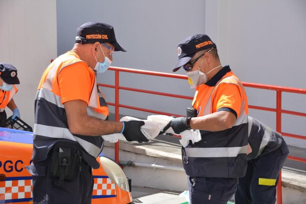 Voluntarios de Protección Civil cargan con las com