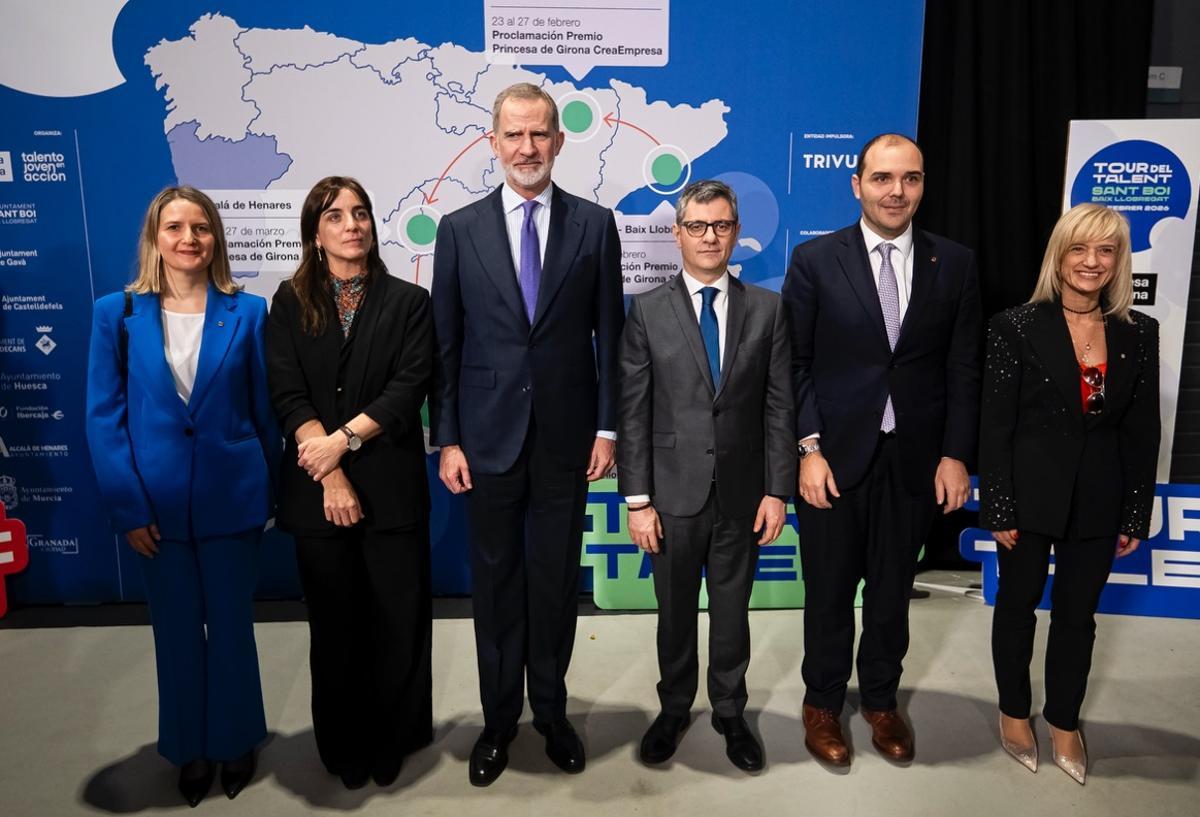 D’esquerra a dreta: Mònica Martínez Bravo, consellera de Drets Socials i Inclusió; Núria Montserrat Pulido, consellera de Recerca i Universitats; S. M. el Rei; Félix Bolaños García,  ministre de la Presidència, Justícia i Relacions amb les Corts; Albert Dalmau Miranda, conseller de Presidència de la Generalitat i President en Funcions; Pilar Díaz Romero, delegada del Govern de la Generalitat de Catalunya