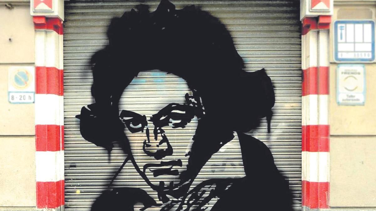 Grafiti con el rostro de Beethoven en la puerta de una garaje.