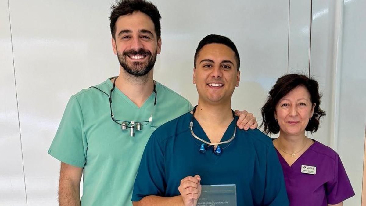 De izquierda a derecha, los doctores Pelayo Sicilia y Germán Buj y la técnico de imagen 3D Lourdes Colina.