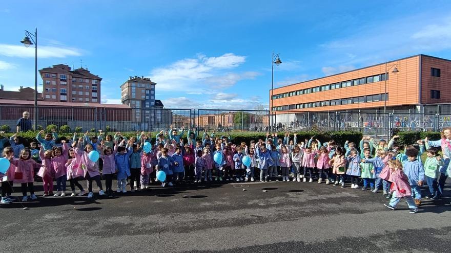 Globos azules en el cielo de Lugones: los alumnos del colegio de La Ería conmemoran el Día Internacional del Autismo