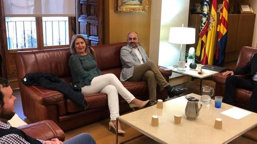 El equipo de gobierno, durante la reunión con Riegos de Levante.