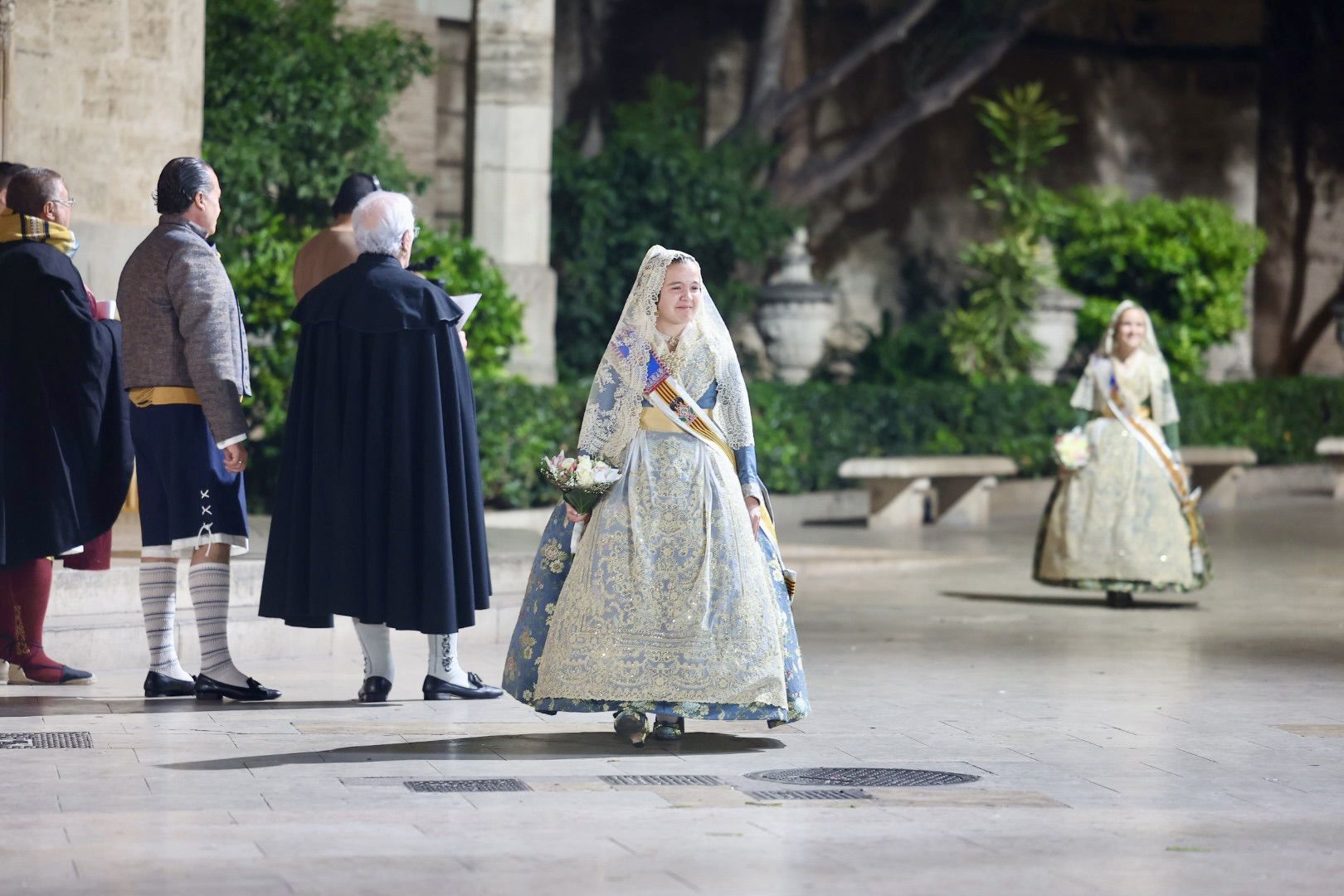 Ofrenda Fallas 2023 | Así ha sido la llegada de Paula Nieto a la plaza de la Virgen