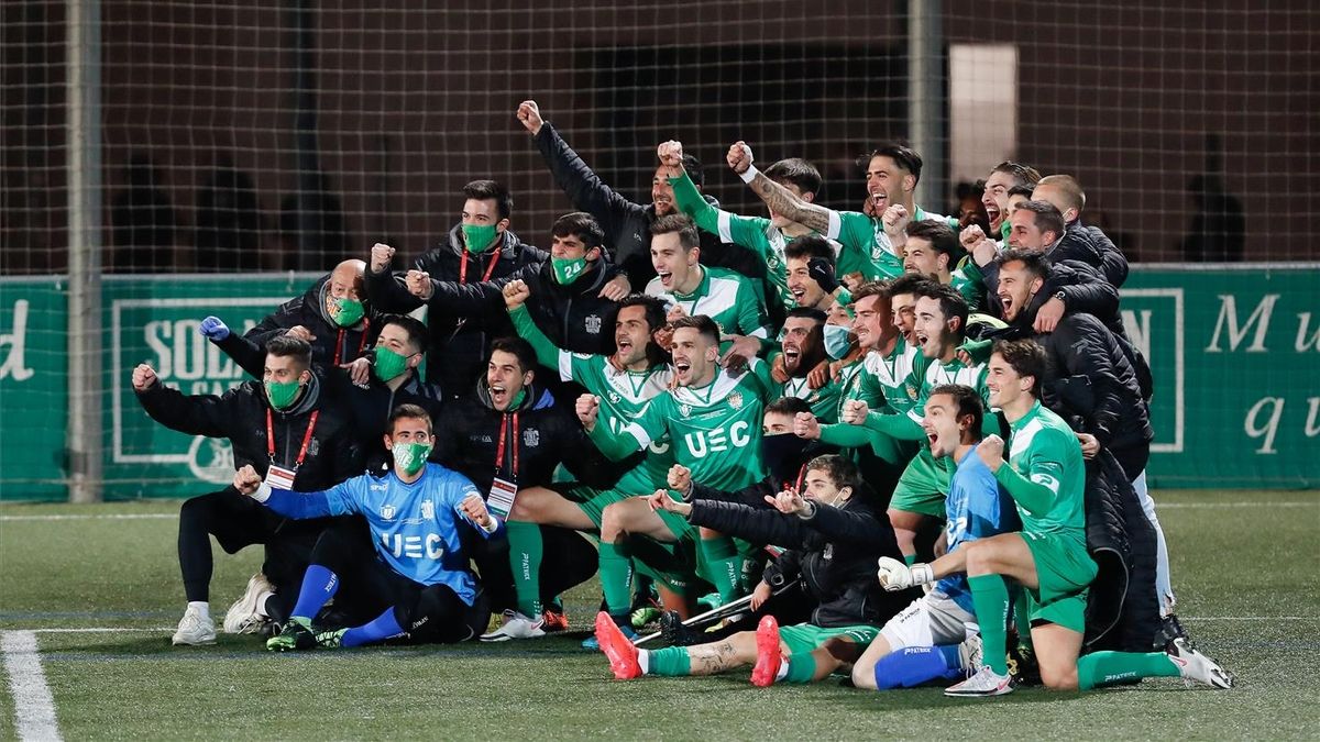 Los jugadores del Cornellà celebran la victoria sobre el Atlético, el pasado miércoles.