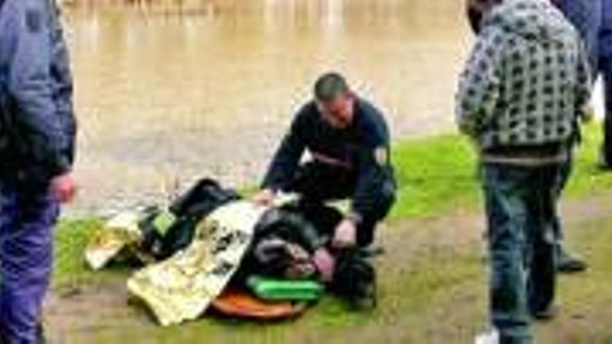 Bomberos y policía rescatan a un anciano que cayó a un terraplén del río