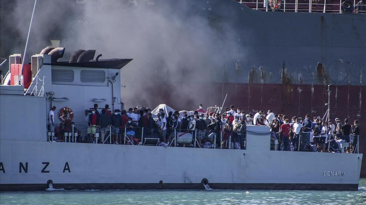 Un barco atestado de inmigrantes llega a Porto Empedocle, en Sicilia.