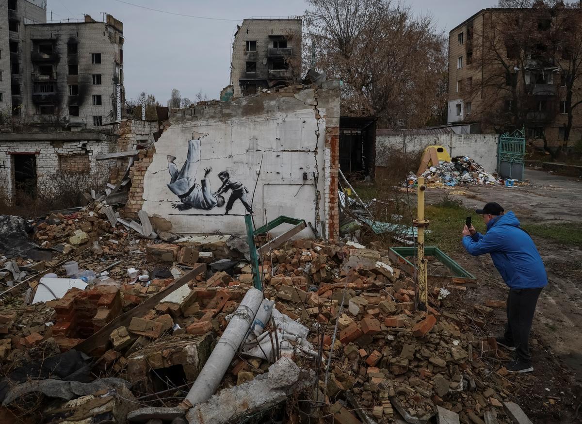 Banksy ilustra con sus grafitis edificios en ruinas de Ucrania, en el extrarradio de Kiev.