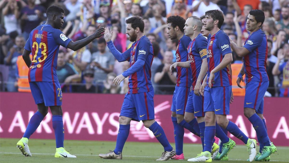 Umtiti felicita a Messi tras uno de sus goles en el Barça-Villarreal