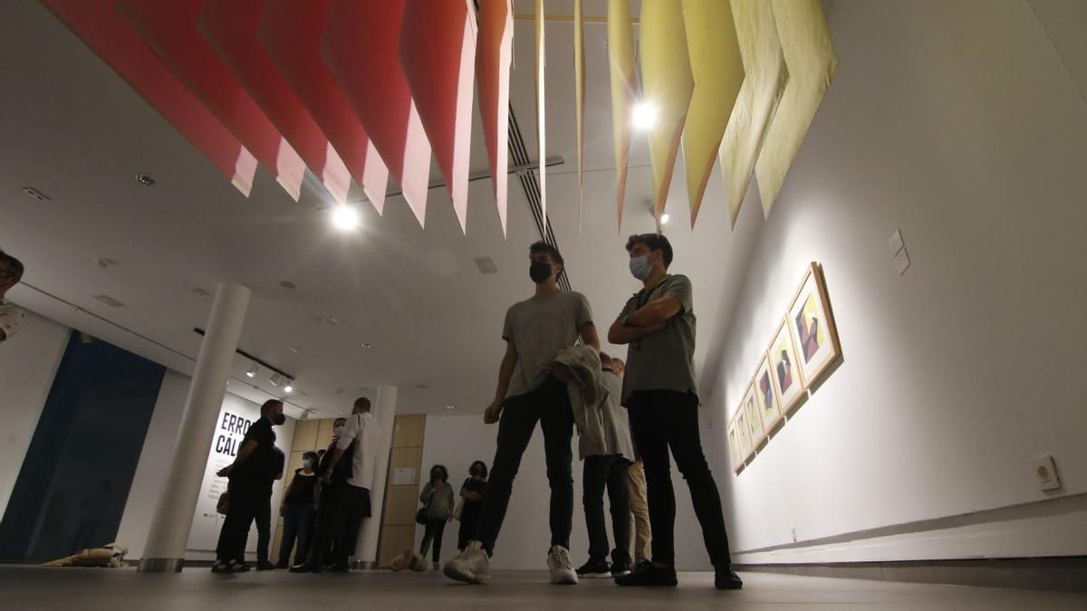 Varioas personas contemplan una de las obras expuestas en la Fundación Botí.