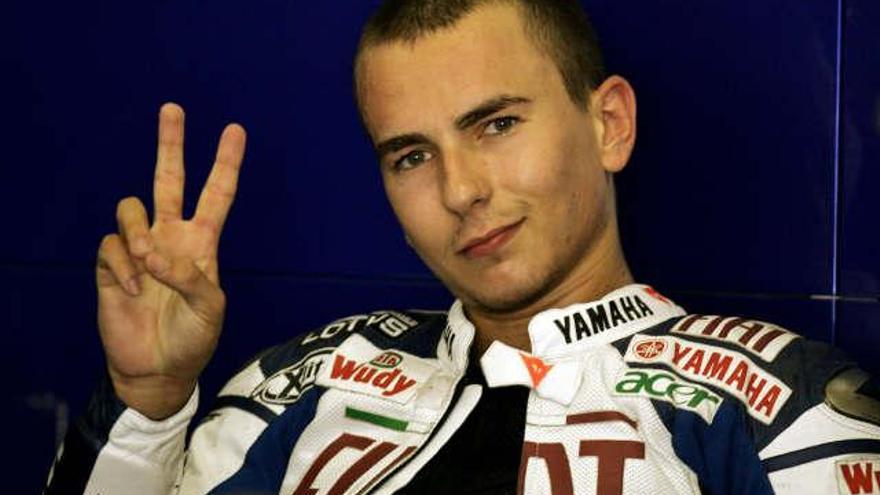 Jorge Lorenzo saludo desde el garaje del equipo Fiat Yamaha.