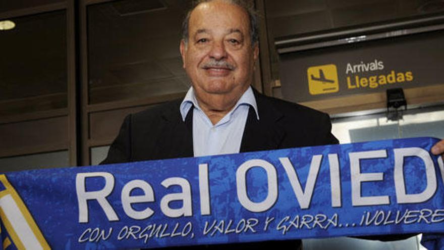 Carlos Slim, con una bufanda del Oviedo.