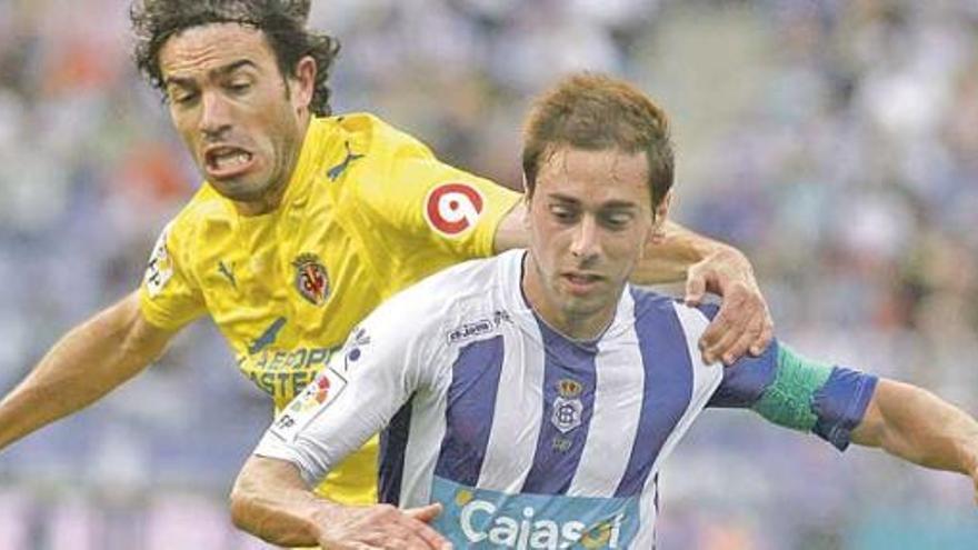 Aitor Tornavaca, con la camiseta del Recreativo, en una disputa con el asturiano Javi Venta.