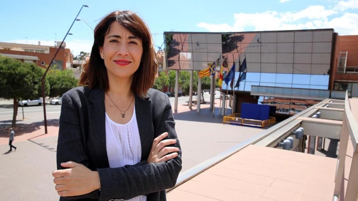 Raquel Sánchez, alcaldesa de Gavà, en la plaza del ayuntamiento.