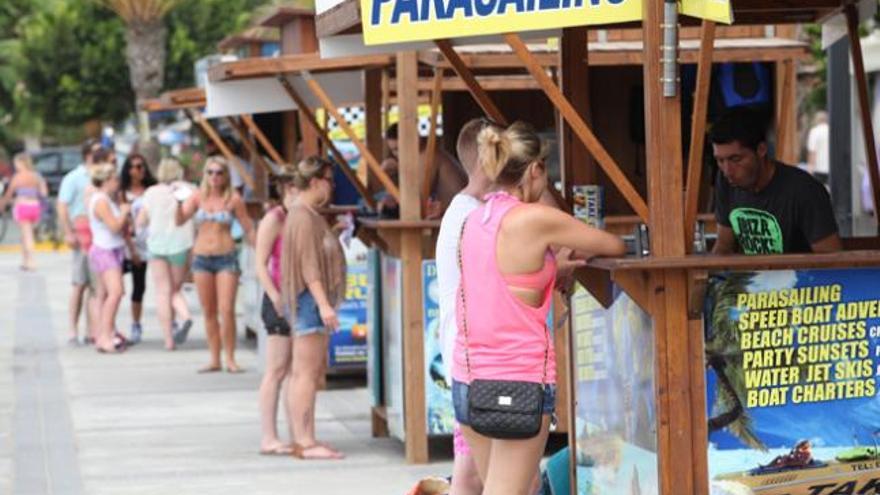 Dos turistas se interesan por un producto náutico en Sant Antoni.