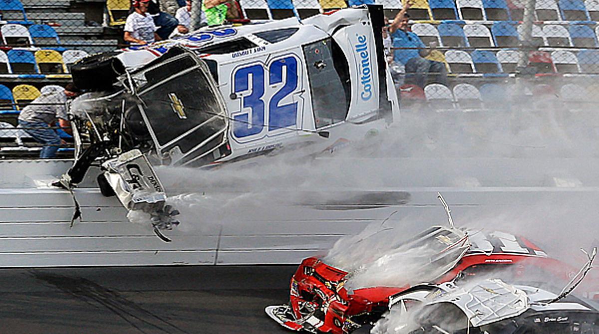 Brutal accident durant una carrera de la fórmula NASCAR.
