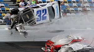 Brutal accident durant una carrera de la fórmula NASCAR.