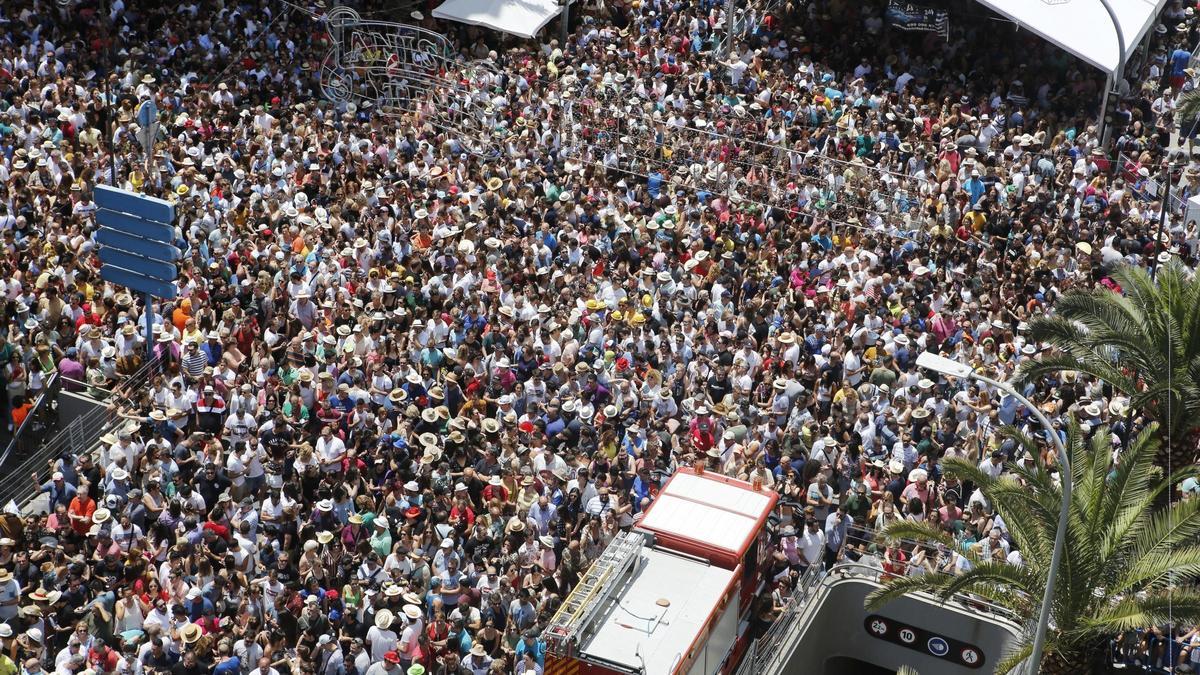 Una multitud disfruta de una mascletà en Luceros en 2019