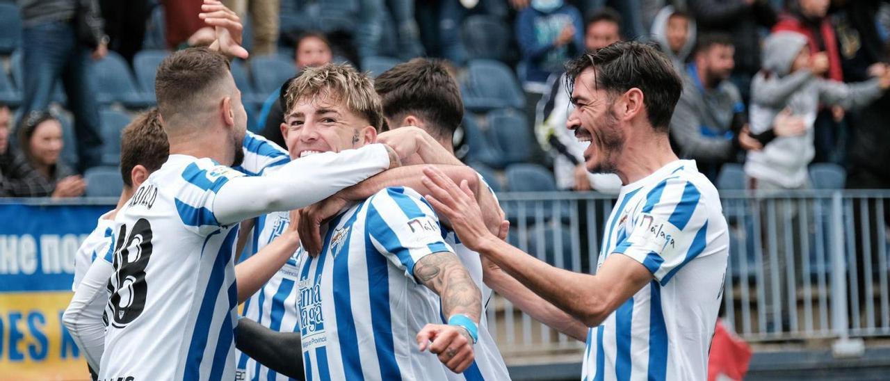 Los jugadores del Málaga CF celebran un gol de Brandon en un partido de LaLiga SmartBank 21/22. | GREGORIO MARRERO