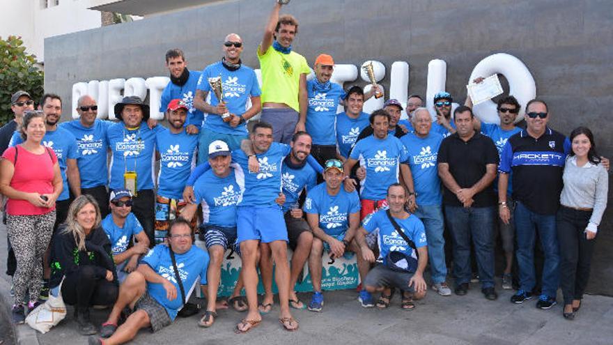 Deportistas participantes en el I campeontato de Canarias de Pesca en kayak, con César Bravo mostrando el trofeo.