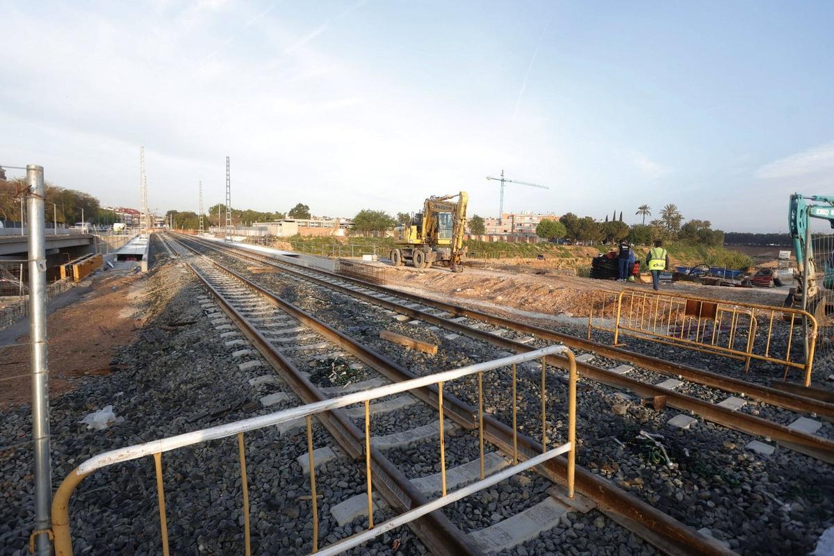 Trabajos de reconstrucción del tramo de vía afectado por la dana en Paiporta.