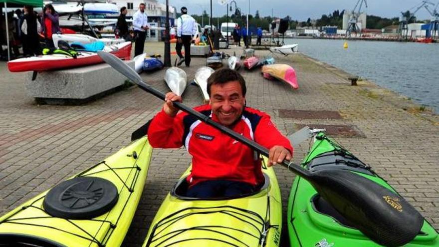 Arriba, kayaks participantes en Vilagarcía. Abajo, Fabián Domínguez y Castiñeiras . // I.A.