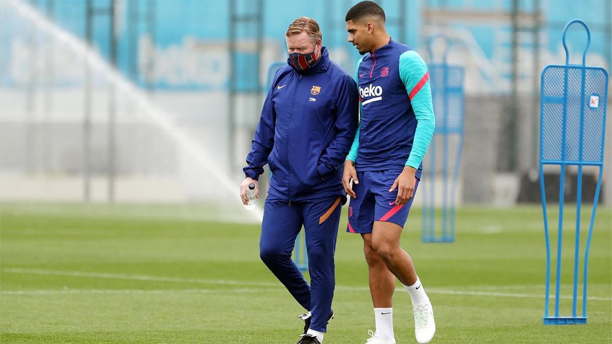 Ronald Araujo, junto a Ronald Koeman