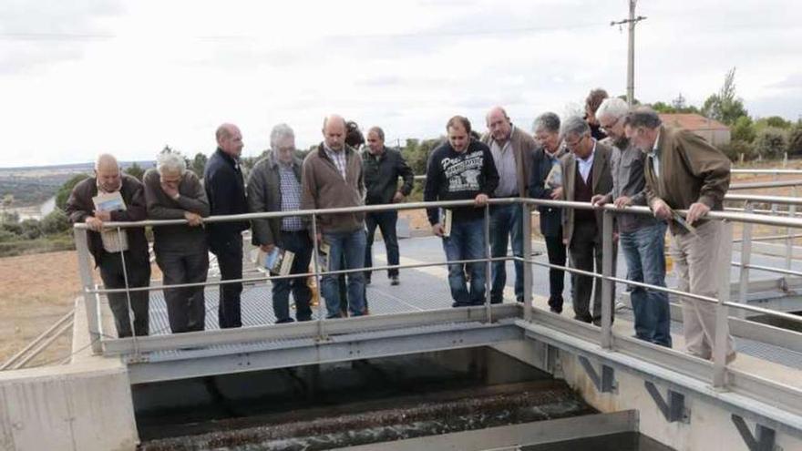 Alcaldes de Sayago durante la visita a la potabilizadora.