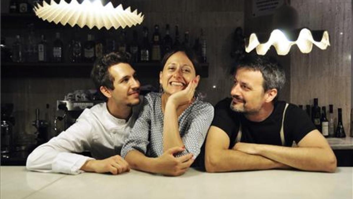 Paolo Mangianti y Toni Pol, a los lados de Nicoletta Acerbi, en el restaurante Due Spaghi. Foto: Gustavo Valiente