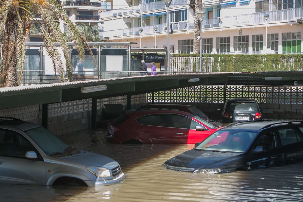 Tres edificios de la playa de San Juan siguen anegados y 120 viviendas sin luz ni agua