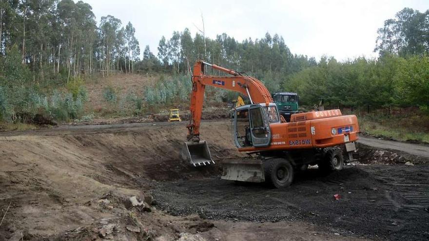 Una excavadora trabajaba ayer sobre el terreno, en las primeras obras de la circunvalación. // Rafa Vázquez