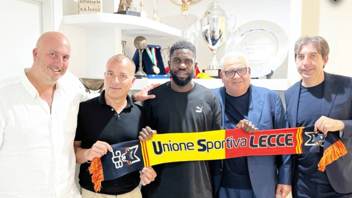 Umtiti posa con los dirigentes del Lecce ayer