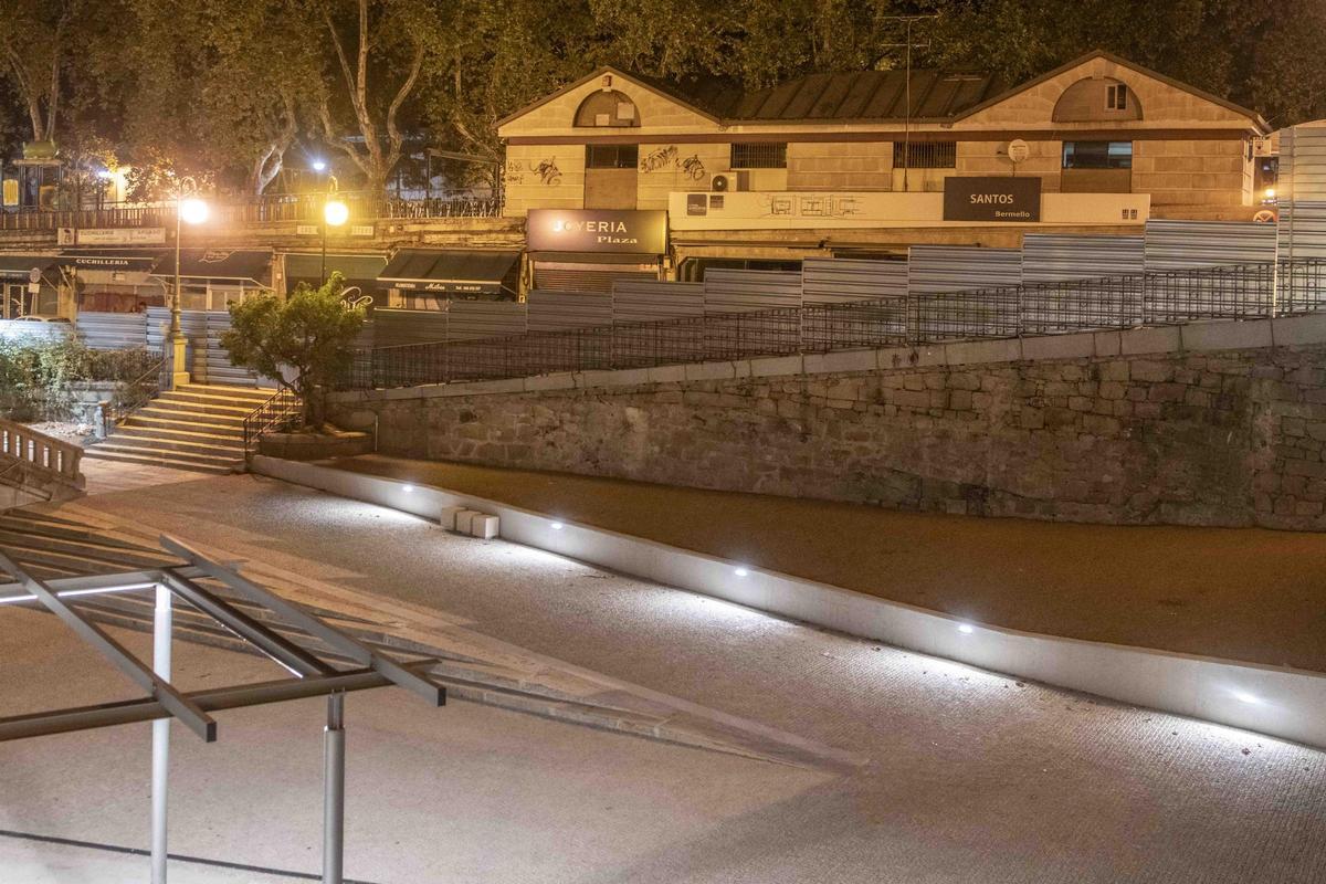 Pavimento e iluminación nuevos en el entorno del edificio de abastos.