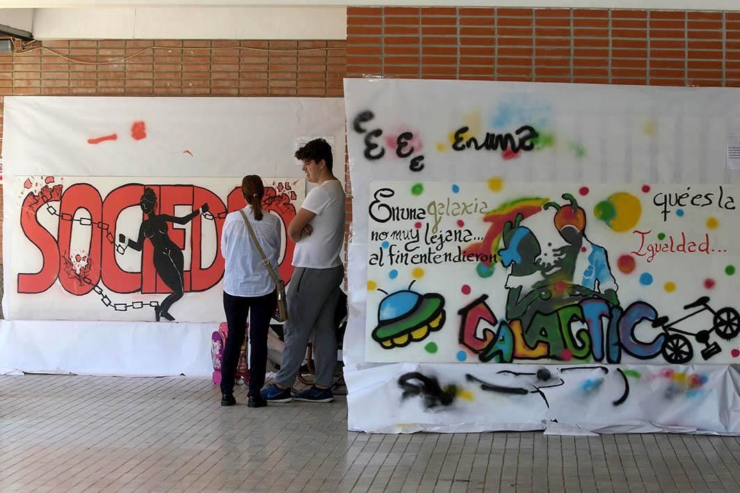 El IES Trasierra entrega los premios de la octava edición del concurso de grafitis por la igualdad.