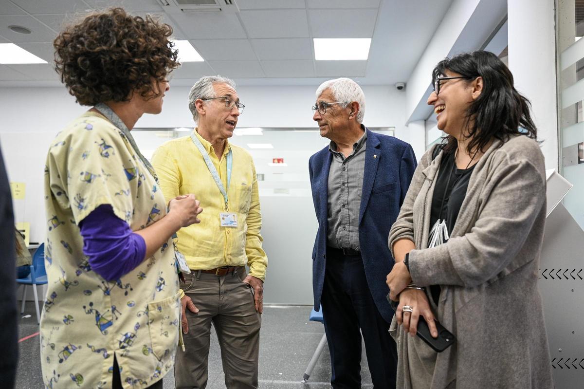 El conseller de Salut, Manel Balcells, durante una visita al nuevo CAP Florida Sur de L'Hospitalet.