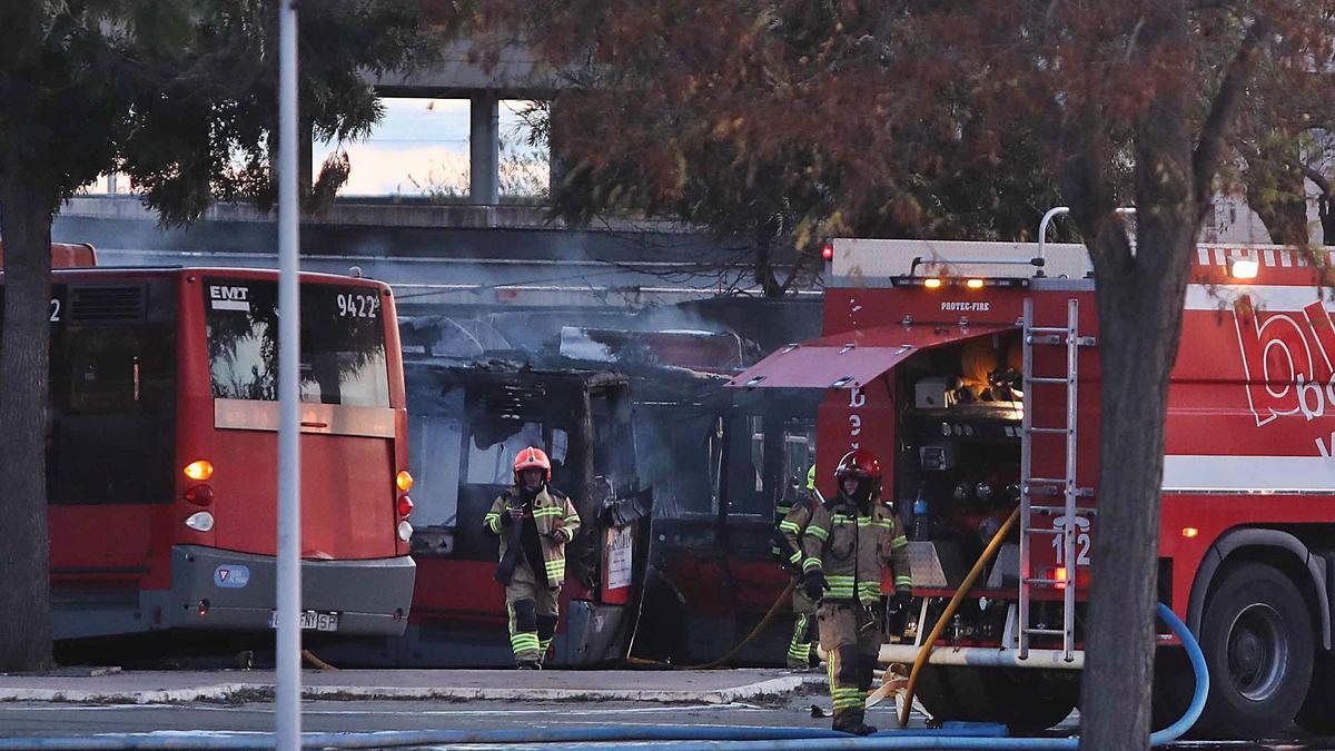 La rápida intervención de los Bomberos de València impidió que sucediera una tragedia. | J.M.LÓPEZ