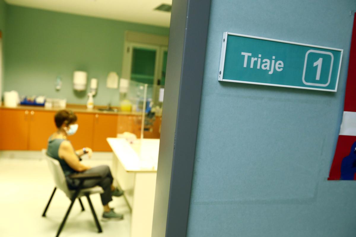 Una enfermera atiende a una paciente en el triaje del Servet, esta semana.