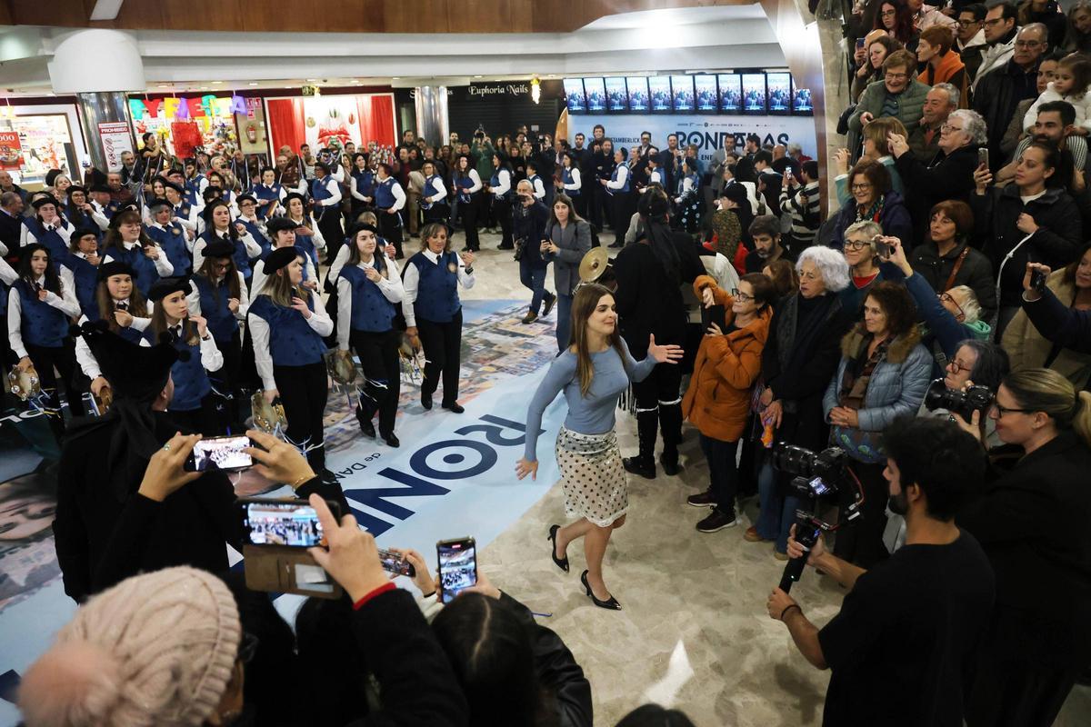 A actriz Judith Fernández dirixe a rondalla cara a proxección nos cinemas.